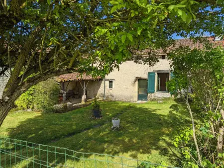 Gîte familial avec piscine, jardin clos, équipements bébé, animaux acceptés, Chadurie - Photo 20
