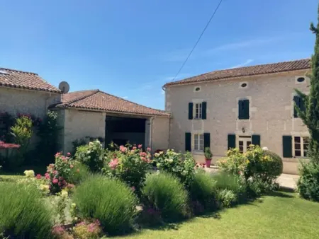 Gîte familial avec piscine, jardin clos, équipements bébé, animaux acceptés, Chadurie - Photo 24