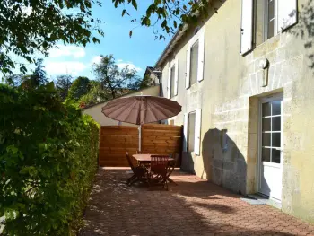 Gite à Salles Lavalette,Gîte typique Sud Charente, 2 chambres, terrasse, animaux acceptés, proche circuits randonnées FR-1-653-78 N°855177