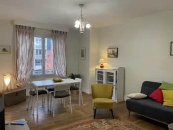 Appartement à Moulins,Appartement lumineux au cœur de Moulins avec balcon, parking et équipements complets FR-1-489-398 N°900082