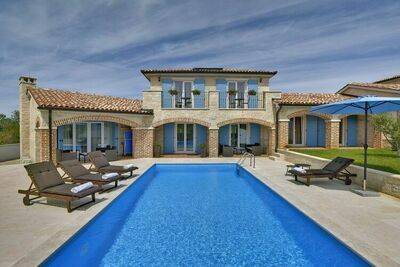 Villa Dennis with private pool, Gite 10 personnes à Medulin HR-00087-77