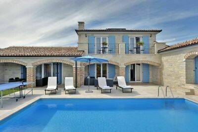 Villa Luan with private pool, Gite 10 personnes à Medulin HR-00087-76