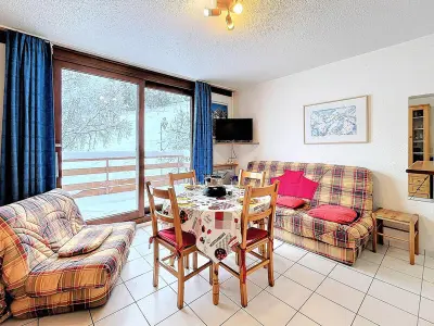 Appartement à Le Corbier, Appartement skis aux pieds, balcon, et piscine, proche commerces, 6 personnes - L967552