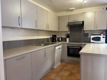 Maison spacieuse et fonctionnelle - 5 chambres, terrasse, parking privé - Photo 3