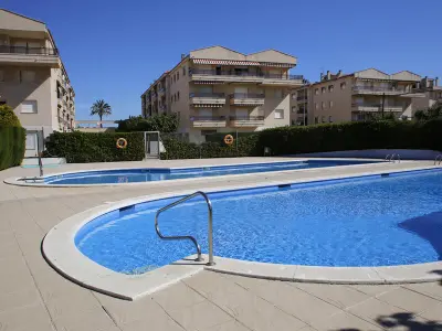 Appartement à Torredembarra, AT039 Les Dunes: Apartamento con una gran zona comunitaria que incluye 2 piscinas y jardín - L901266