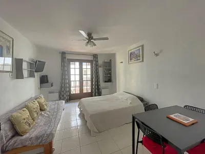 Appartement à Saintes Maries de la Mer, Studio rénové pour 3, proche centre, 400m mer, balcon, cuisine équipée, animaux admis - L901452