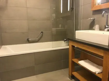 Appartement spacieux avec parking, balcon et accès piscine - Front de neige - Photo 8