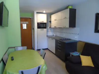 Appartement à Valfréjus, Charmant studio cabine 4 pers avec balcon, proche télécabine, commerces et ski, Valfréjus - L942347