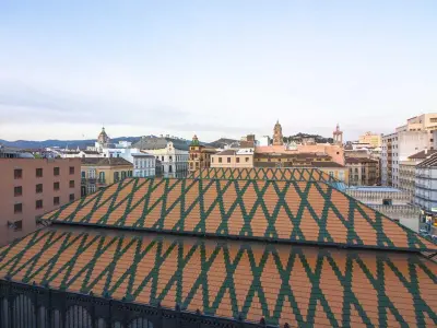 Appartement à Málaga, Spacieux Apt. 2 Ch. au Dernier Étage avec Ascenseur, 2 SDB, Clim, Wifi et Cuisine Équipée - L962532