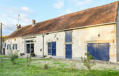 Maison 9 personnes à Brigueil le Chantre FJV036