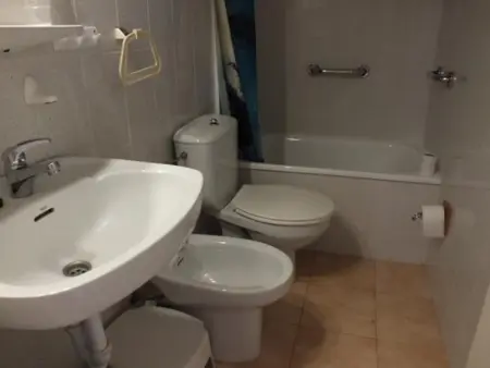 Appartement lumineux avec vue mer, balcon, parking, clim et cuisine équipée à Roses - Photo 7