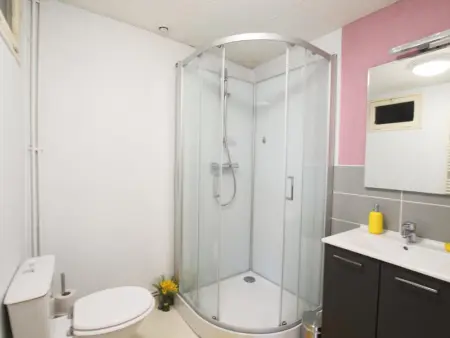 Charmante maison rénovée avec 2 chambres, à 3 km de la mer, proche commerces, parking, wifi. - Photo 15