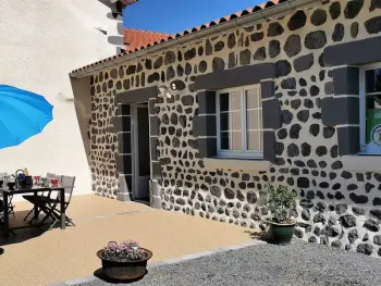 Gite à Arlempdes,Gîte moderne à Arlempdes: spa, terrasse, grands espaces et visites culturelles FR-1-582-107 N°858886