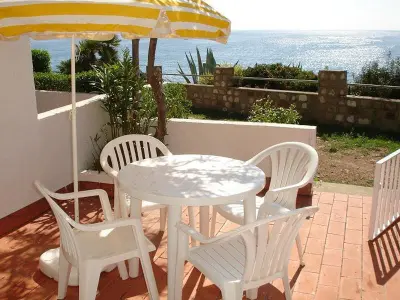Appartement à L'Ametlla de Mar, Charmant bungalow en bord de mer avec terrasse, à 50m de la plage 