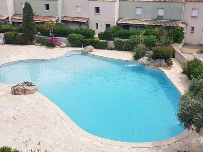 Appartamento a Valras Plage, Pavillon à Valras-Plage avec Piscine, Jardinet, Proche Plage et Commerces, Capacité 6 Personnes - L903521