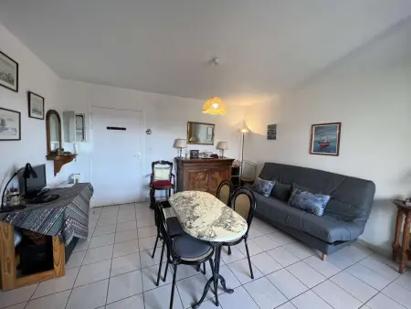 Charmant T2 en Centre-ville avec Piscine, Terrasse et Parking, à 500m de la Plage ! - Photo 4