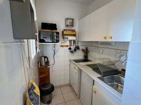 Charmant T2 en Centre-ville avec Piscine, Terrasse et Parking, à 500m de la Plage ! - Photo 7