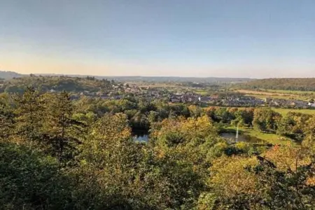 Village de Vacances Oignies 7, Chalet moderne en bois avec lave-vaisselle, situé en forêt - Photo 25