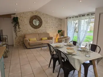 Cottage in Aunac sur Charente,Maison charentaise avec piscine chauffée, jardin privé et proche commerces, idéale pour couples FR-1-653-228 N°859559