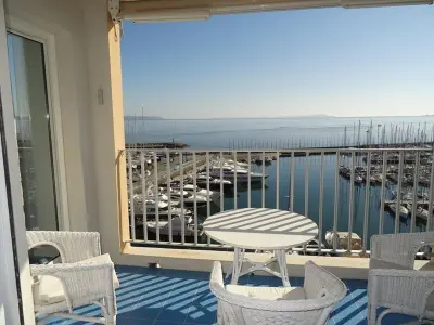 Appartement à Hyères, Appartement T2 + cabine climatisé, proche plage et commerces, Hyères Port - L903955