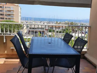 Appartement à Hyères, Duplex Climatisé Hyères Port avec Terrasse, Parking et Wi-Fi - L903960