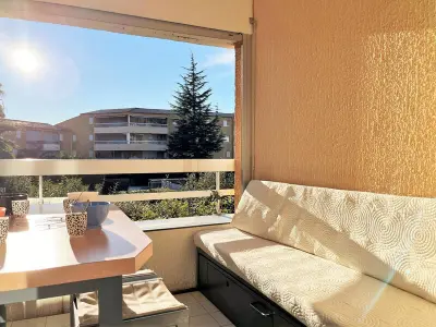 Appartement à Le Lavandou, Studio cabine 4 pers avec terrasse, clim et parking au Lavandou - L904031