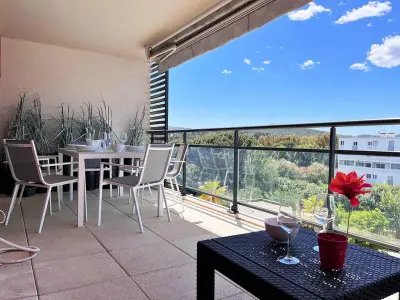 Appartement à Le Lavandou, Charmant T2 climatisé avec grande terrasse, piscine et parking privatif, proche plage et commerces. - L904034