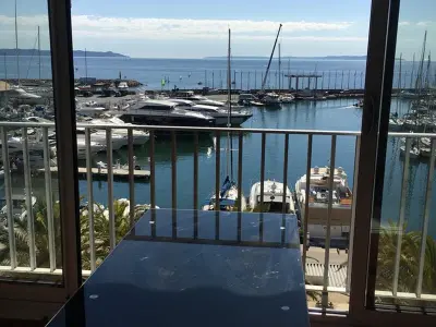 Appartement à Hyères, Appartement 1 Chambre Face aux Îles d'Or avec Parking, Port d'Hyères - L904039