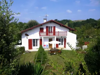 Gite à Ayherre,Maison lumineuse avec jardin au calme du Pays Basque, idéale pour familles et longs séjours FR-1-384-107 N°860035