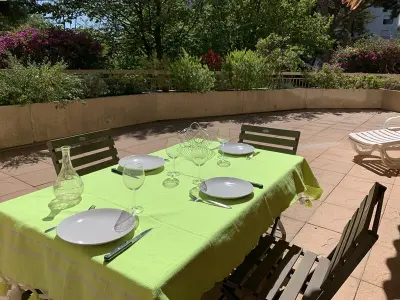 Appartement à Hyères, Appartement 2 pièces à Hyères : Port, grande terrasse 62m², proche plages, 4 pers., Wifi, commerces - L904255