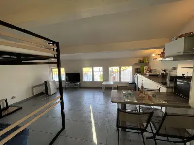 Appartement à Valras Plage, Studio Centre-Ville à 150m de la Plage, 4 Pers., Mezzanine, Cuisine Équipée, Proche Commerces - L904280