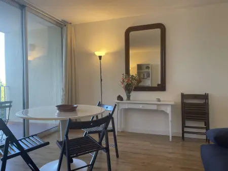 Appartement rénové avec clim, parking et terrasse à 500m du port - Photo 2