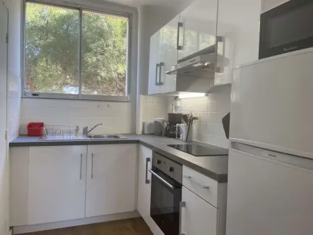 Appartement rénové avec clim, parking et terrasse à 500m du port - Photo 11