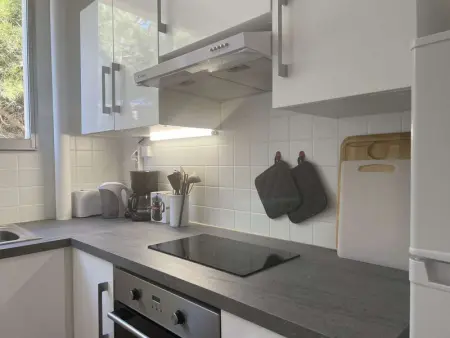 Appartement rénové avec clim, parking et terrasse à 500m du port - Photo 12