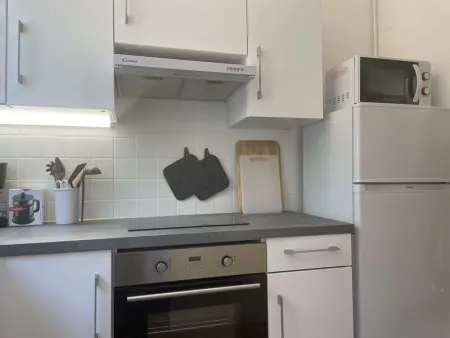 Appartement rénové avec clim, parking et terrasse à 500m du port - Photo 13