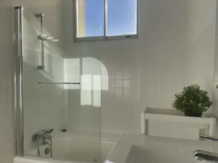 Appartement rénové avec clim, parking et terrasse à 500m du port - Photo 18