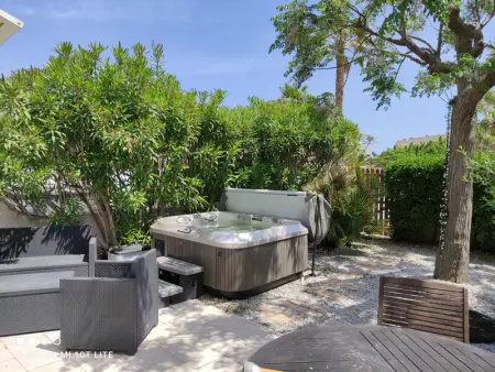 Appartement Climatisé, Jardin et Jacuzzi, 2 Chambres, Garage Électrique, Proche Plage - Photo 1