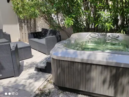Appartement Climatisé, Jardin et Jacuzzi, 2 Chambres, Garage Électrique, Proche Plage - Photo 2