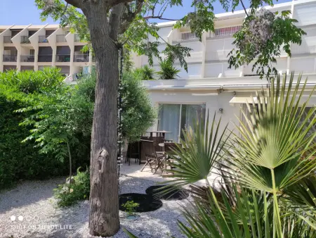 Appartement Climatisé, Jardin et Jacuzzi, 2 Chambres, Garage Électrique, Proche Plage - Photo 3