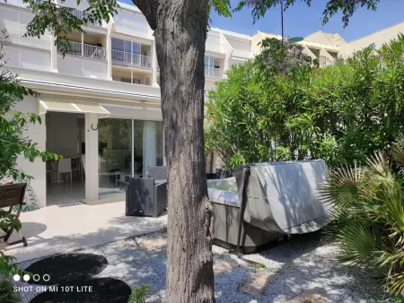 Appartement Climatisé, Jardin et Jacuzzi, 2 Chambres, Garage Électrique, Proche Plage - Photo 4