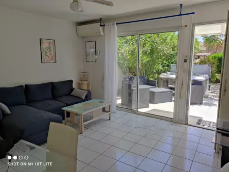 Appartement Climatisé, Jardin et Jacuzzi, 2 Chambres, Garage Électrique, Proche Plage - Photo 6