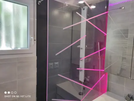 Appartement Climatisé, Jardin et Jacuzzi, 2 Chambres, Garage Électrique, Proche Plage - Photo 10