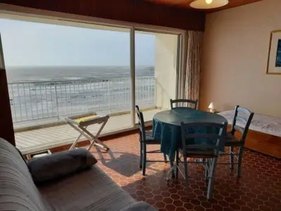 Appartement à Saint Gilles Croix de Vie, Studio vue mer, accès direct plage, balcon, TV, 6e étage - L904839