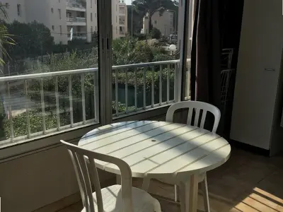 Appartement à Hyères, T1 Climatisé au Port de Hyères avec Véranda meublée, proche Plages et Commerces - L905155