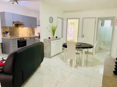 Appartement à Amélie les Bains Palalda, Appart T3 rénové avec climatisation, terrasse, wifi, ascenseur et parking à 2 min des thermes - L905317