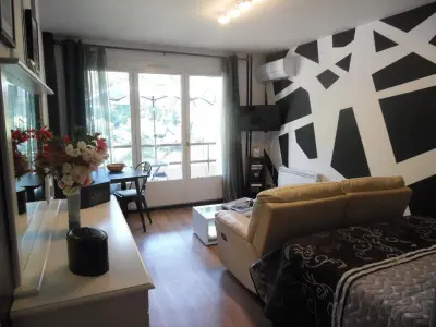 Appartement à Amélie les Bains Palalda, Studio confort avec balcon, clim, parking privé, à 50m des Thermes et 100m du centre, à Amélie-les-Bains - L905395