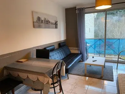 Apartment in Amélie les Bains Palalda, Studio rénové avec balcon, ascenseur, 2 couchages à Amélie-les-Bains, animaux acceptés - L905404