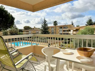 Appartement à Le Lavandou, Studio cabine au Lavandou - 4 couchages, climatisé, balcon, piscine, parking inclus - L905459