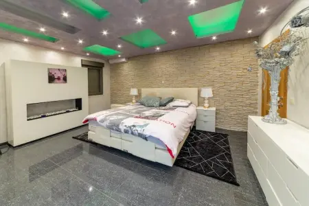 Magnifique maison de vacances pour 10 adultes avec pscine intérieure  Sauna Bains à remous et  Hamam - Photo 16