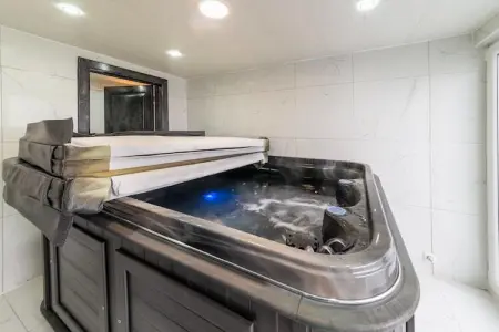 Magnifique maison de vacances pour 10 adultes avec pscine intérieure  Sauna Bains à remous et  Hamam - Photo 35